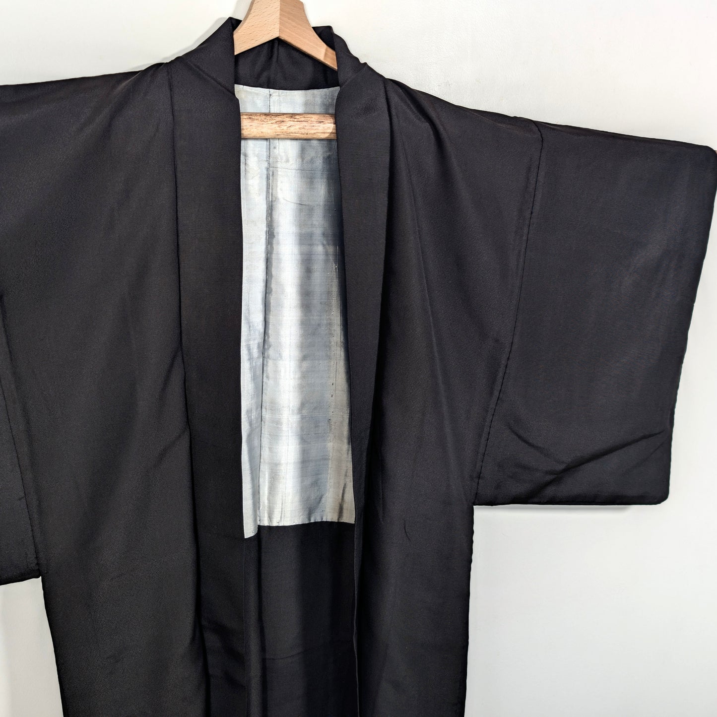 Détail du col et des manches d’un haori homme noir en soie lisse, veste japonaise traditionnelle authentique