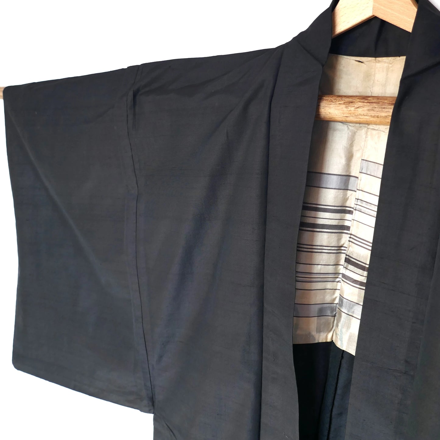 Détail de l’ouverture d’un haori traditionnel en soie noire pour homme