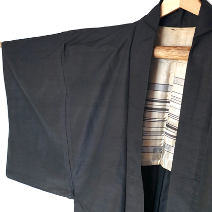 Détail de l’ouverture d’un haori traditionnel en soie noire pour homme