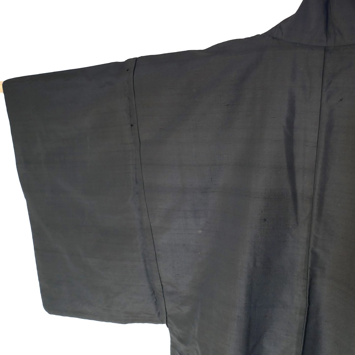 Détail de l’épaule d’un haori homme en soie noire texturée, veste kimono japonaise vintage