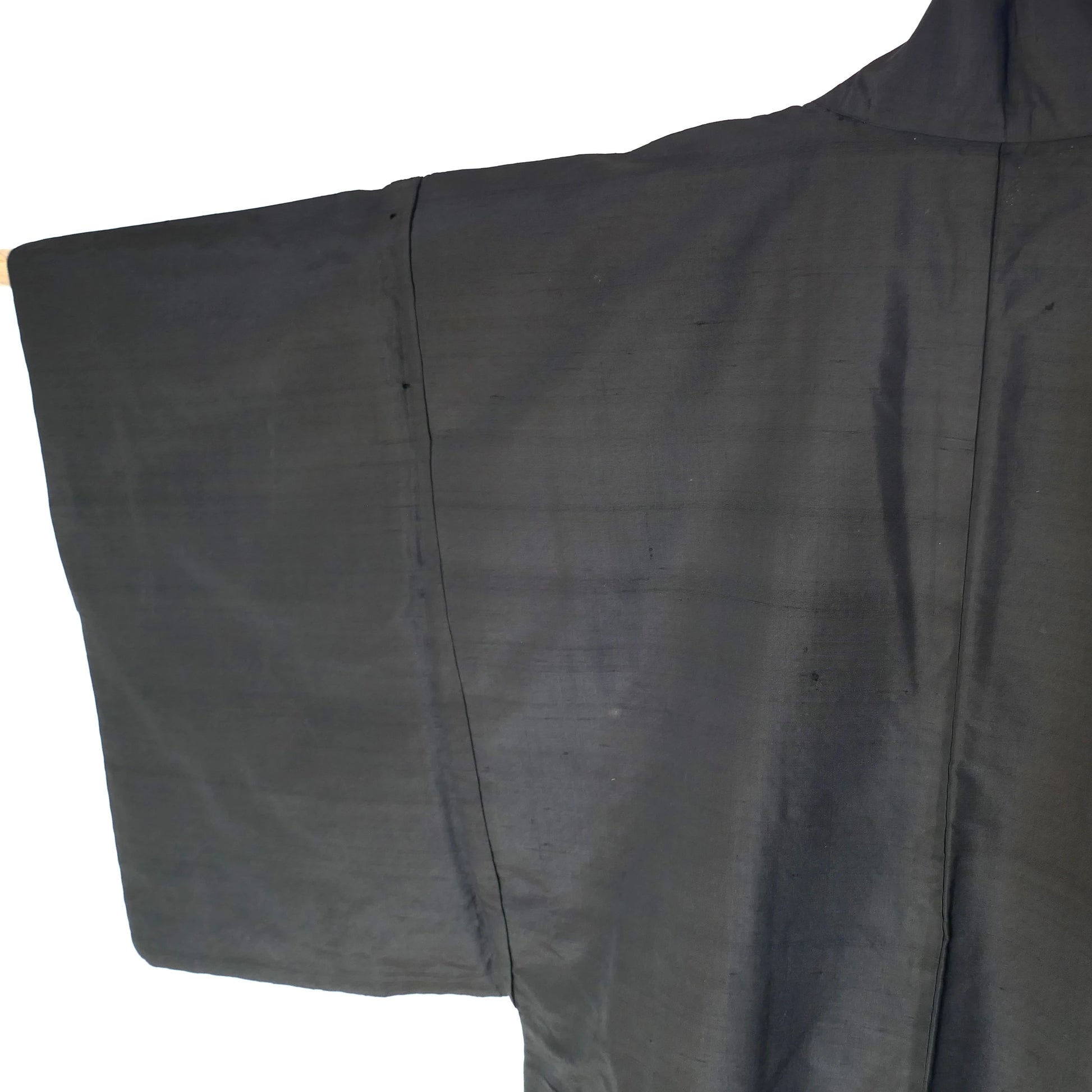 Détail de l’épaule d’un haori homme en soie noire texturée, veste kimono japonaise vintage