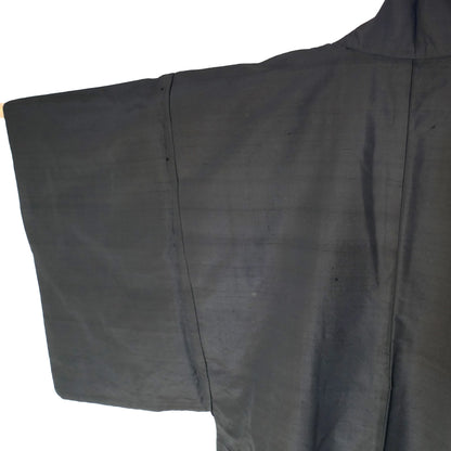 Détail de l’épaule d’un haori homme en soie noire texturée, veste kimono japonaise vintage