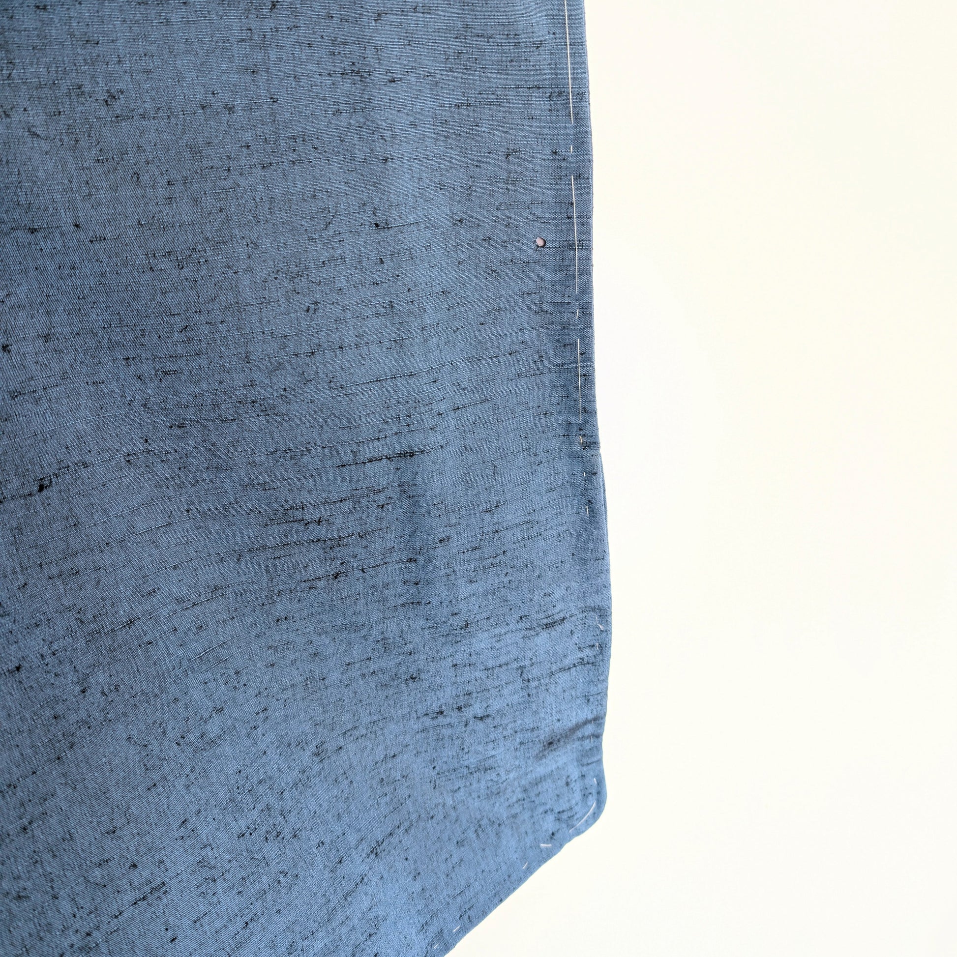 Détail du tissu en soie tsumugi bleu d’un haori japonais vintage pour homme