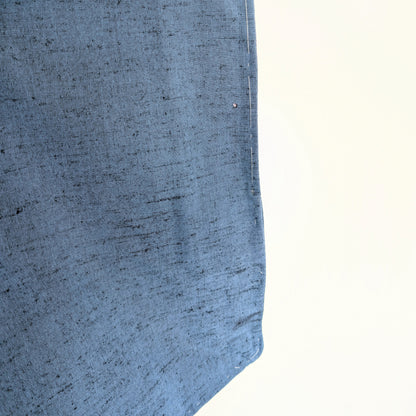 Détail du tissu en soie tsumugi bleu d’un haori japonais vintage pour homme