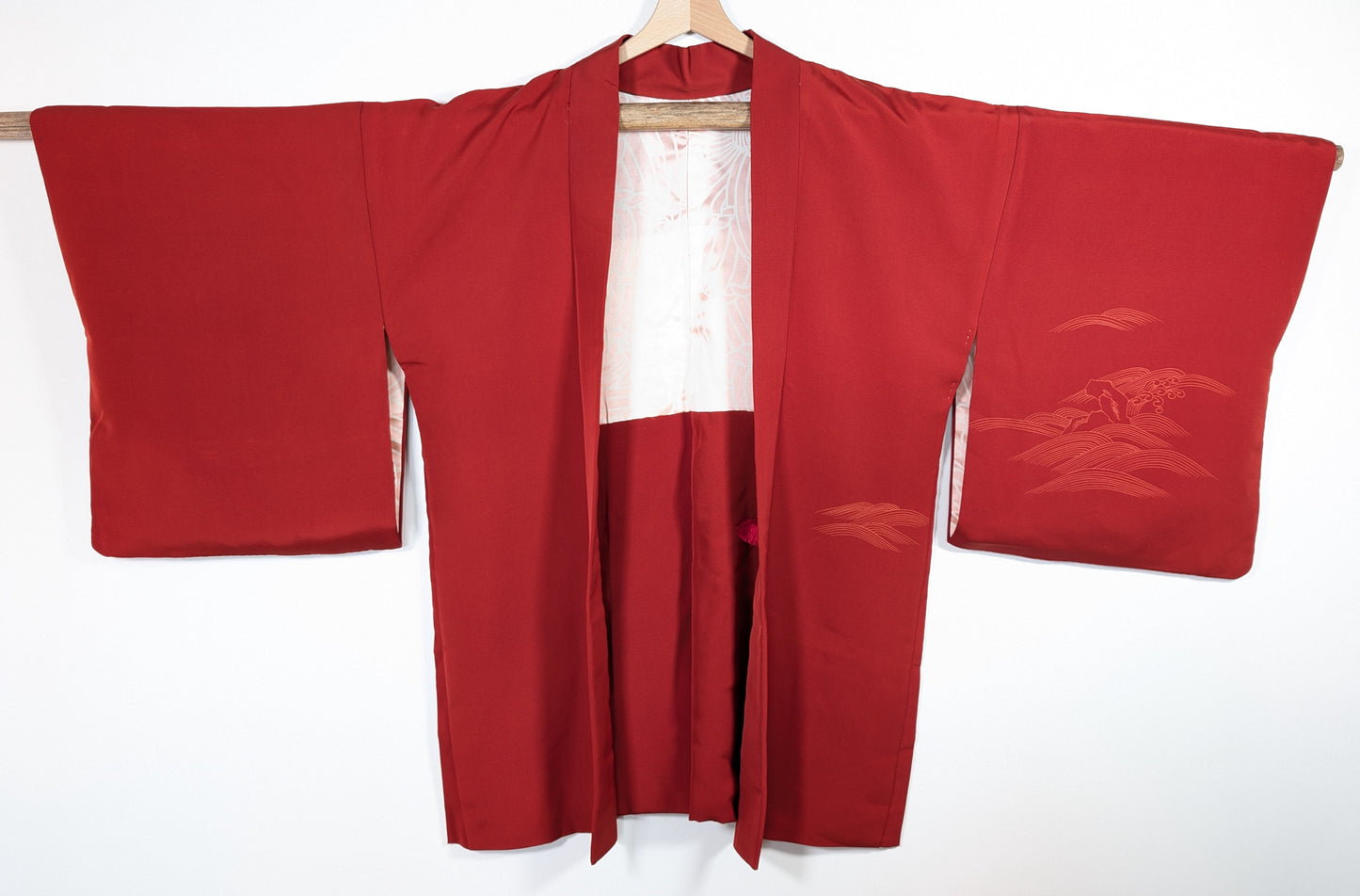 Veste kimono japonaise haori en soie habutae rouge beni ouverte avec doublure haura à motif japonais
