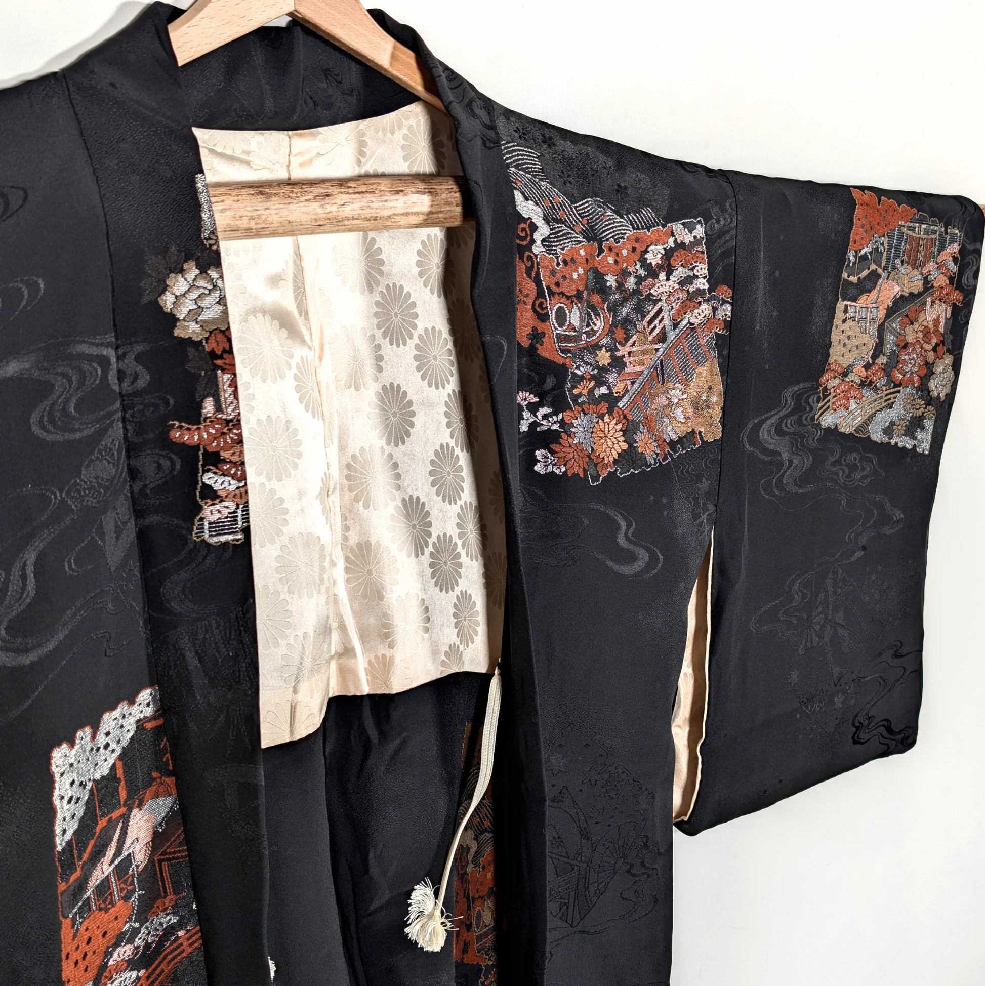 Haori japonais ancien pour femme avec broderies florales et décoratives dans des tons rouges, or et ivoire – KOGEDO