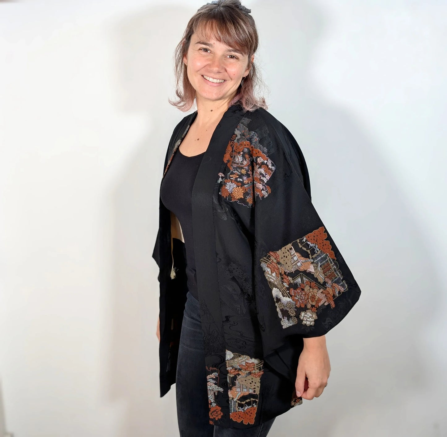 Mikan portant le Haori japonais ancien pour femme avec broderies florales et décoratives dans des tons orange, or et ivoire