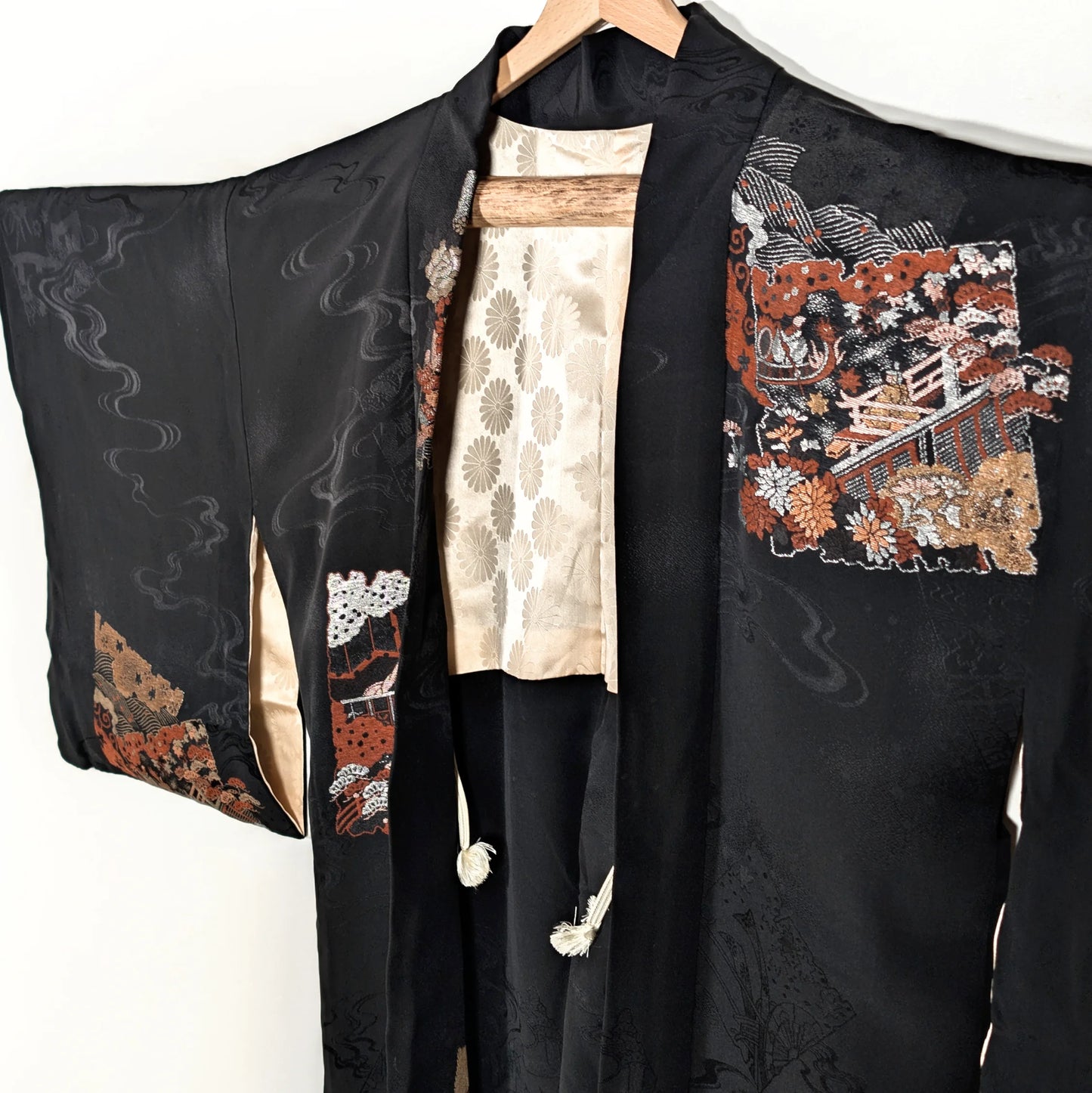 vue de trois quart du Haori japonais ancien pour femme avec broderies florales et décoratives dans des tons rouges, or et ivoire – KOGEDO