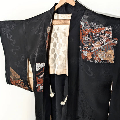 vue de trois quart du Haori japonais ancien pour femme avec broderies florales et décoratives dans des tons rouges, or et ivoire – KOGEDO