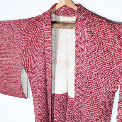 Veste kimono japonaise en soie kanoko shibori, texture artisanale rouge issue de la tradition textile japonaise