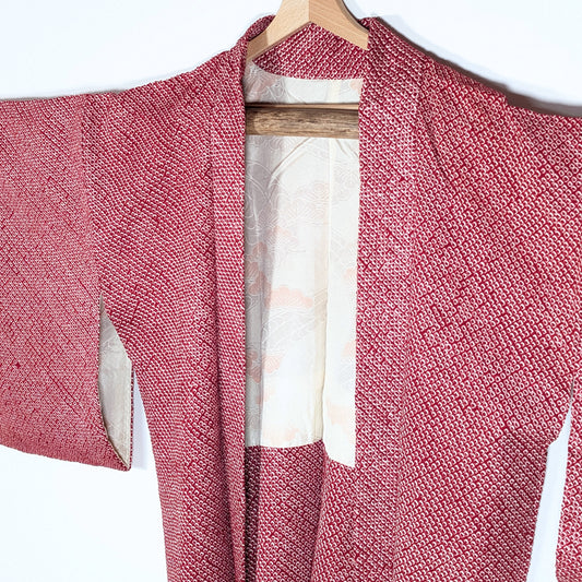 Veste kimono japonaise en soie kanoko shibori, texture artisanale rouge issue de la tradition textile japonaise