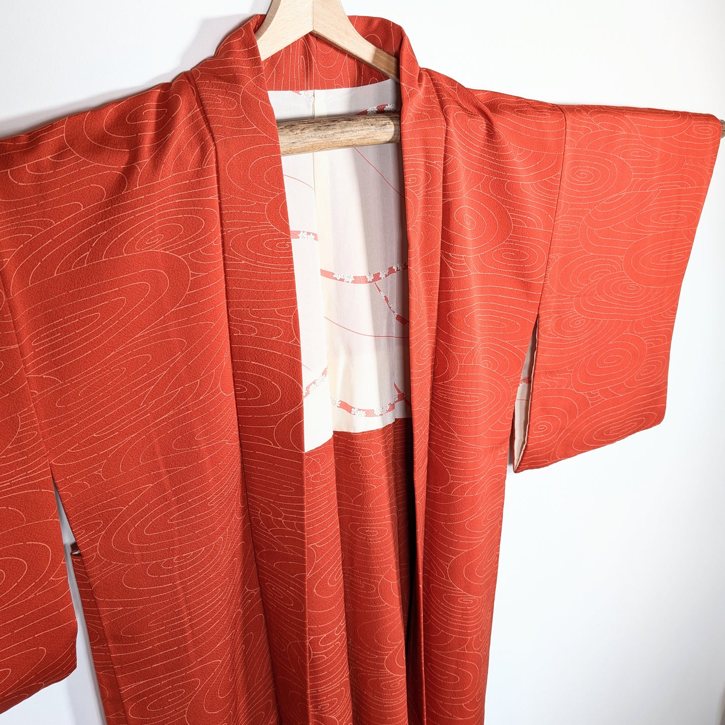 Veste kimono japonaise en soie chirimen orange avec doublure claire à motifs graphiques et fleurs blanches