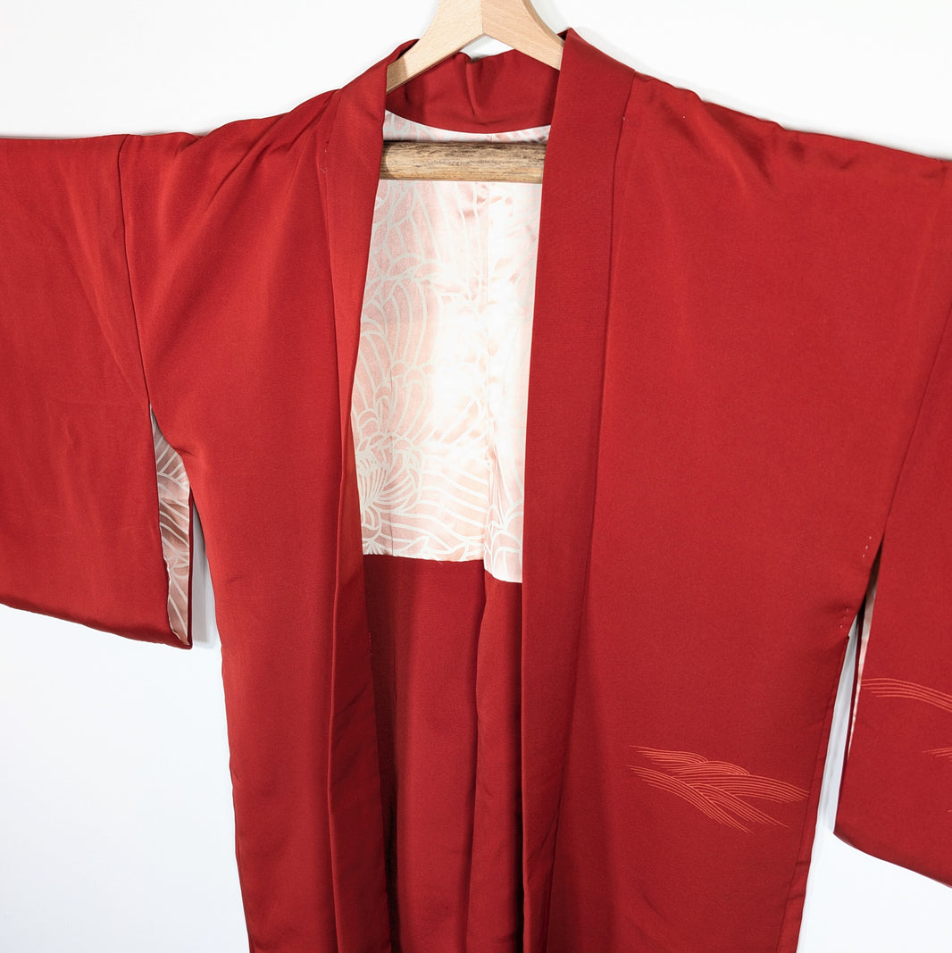Veste kimono japonaise haori en soie habutae rouge beni ouverte avec doublure haura à motif traditionnel