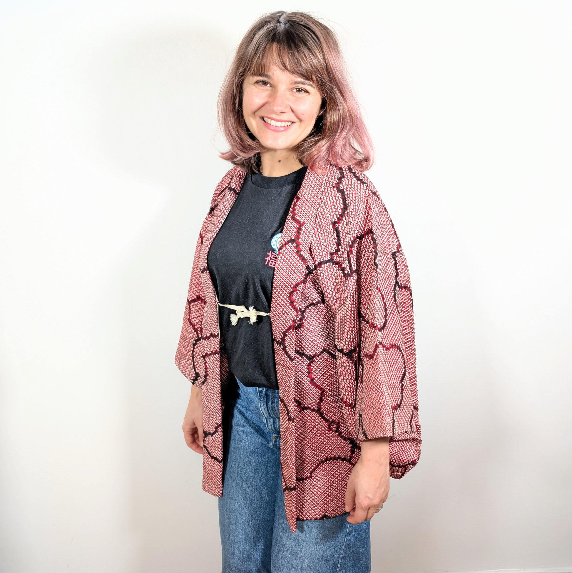 Veste kimono japonaise en soie shibori portée, haori vintage rose fuchsia et bordeaux au style moderne