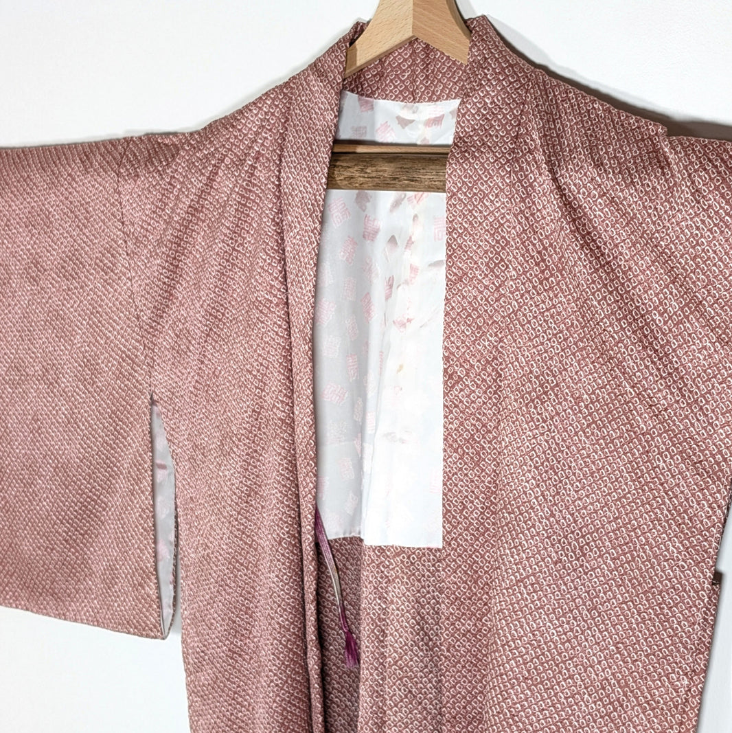 Haori, Veste kimono japonaise en soie shibori lavender, détail du col et de la doublure blanche à motif japonais