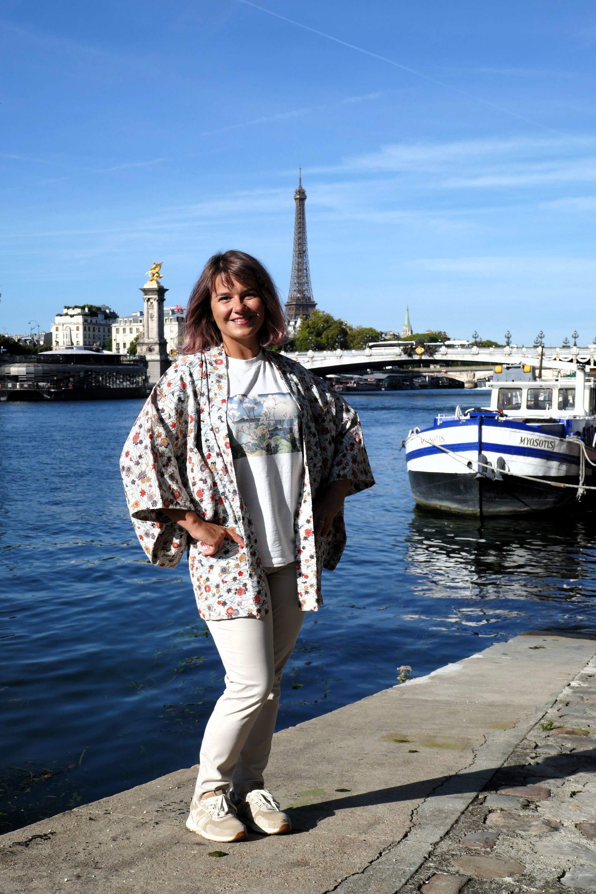 Haori vintage en soie motif 菊と紅葉 porté comme veste kimono traditionnelle par Mikan, devant la tour Eiffel.