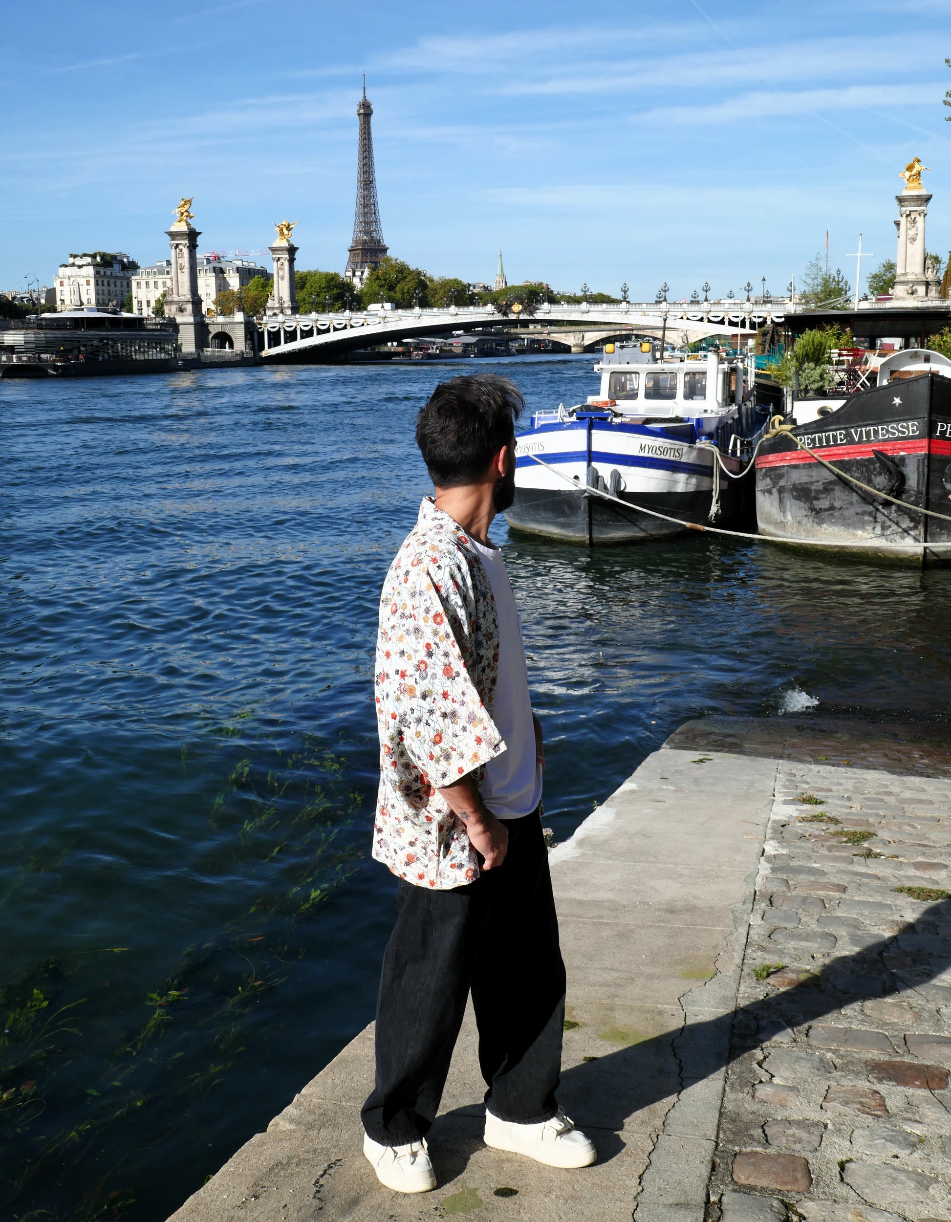 Vue arrière de Toma en veste kimono traditionnelle haori vintage en soie, motif 菊と紅葉 (chrysanthèmes et érables rouges), face à la Seine et la tour Eiffel
