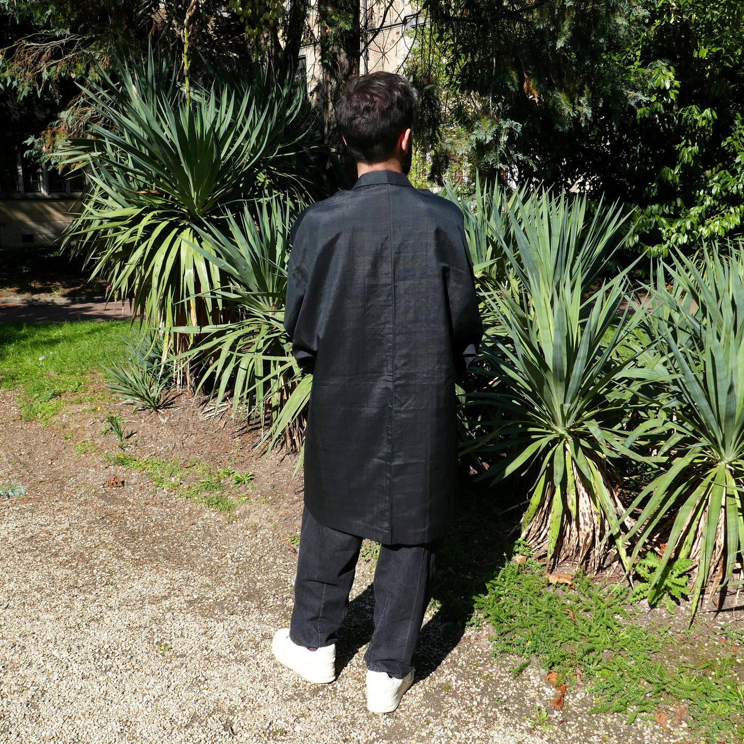 Toma portant de dos le haori gris anthracite vintage en soie KOGEDO