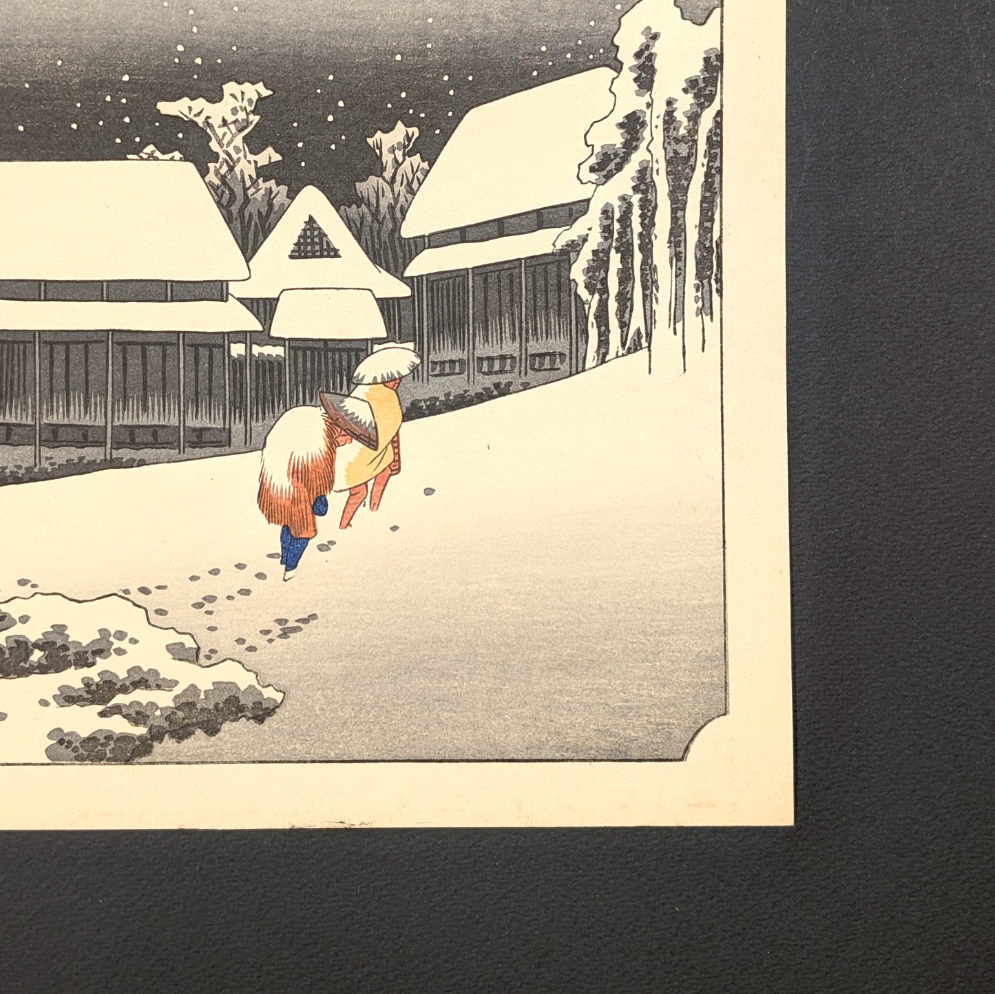 Village japonais enneigé à Kanbara, maisons traditionnelles sous la neige dans une estampe Ukiyo-e de Hiroshige