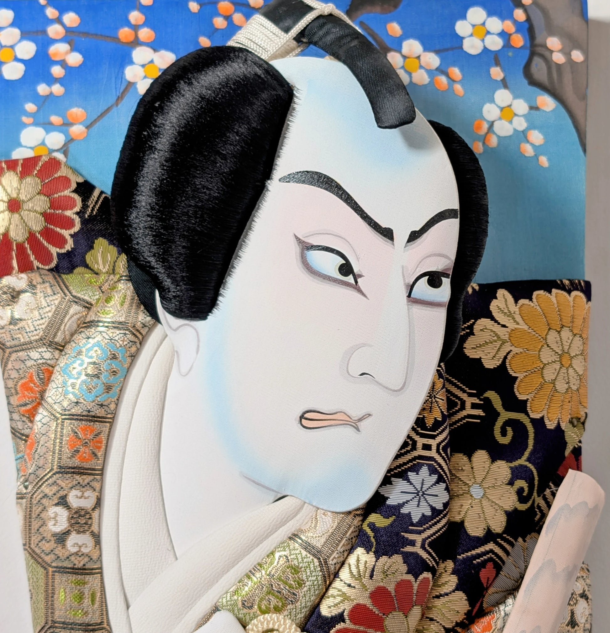 Visage d’acteur de kabuki sur hagoita japonaise, technique oshi-e en relief textile