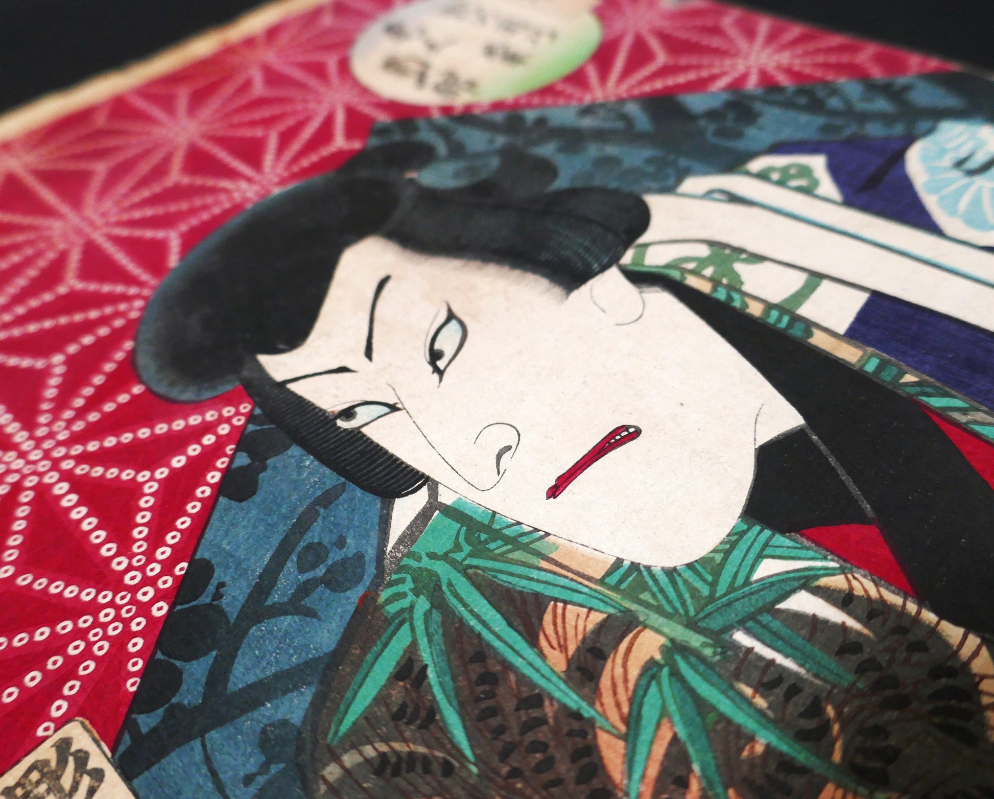Gros plan sur le visage d’un acteur de kabuki Onoe Kikugorō dans une estampe ukiyo-e originale de Toyohara Kunichika, art japonais authentique.
