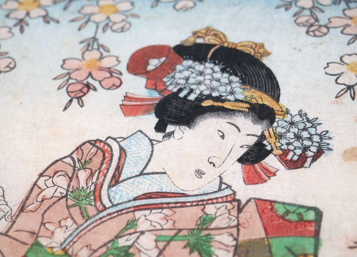 Gros plan sur le visage d’une femme japonaise dans une estampe ukiyo-e ancienne de Yoshitora avec coiffure traditionnelle