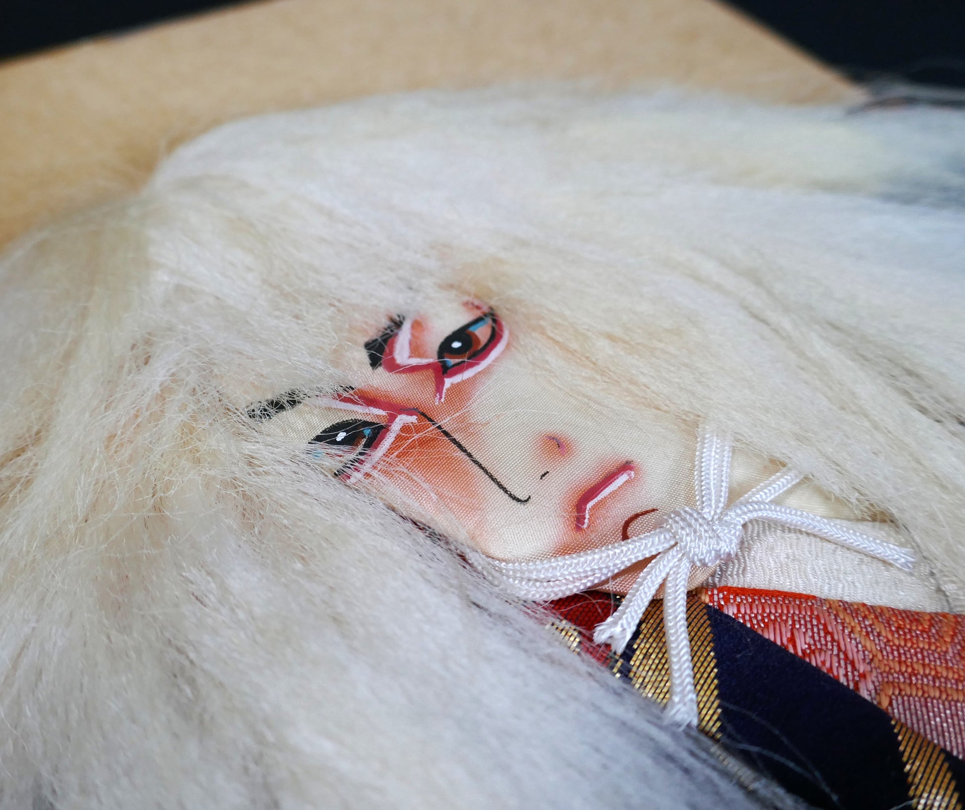 Visage d’acteur kabuki avec maquillage kumadori réalisé en oshi-e textile japonais ancien