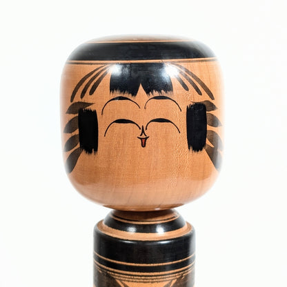 visage de kokeshi traditionnelle par Saitou Yuukichi poupée japonaise artisanale en bois
