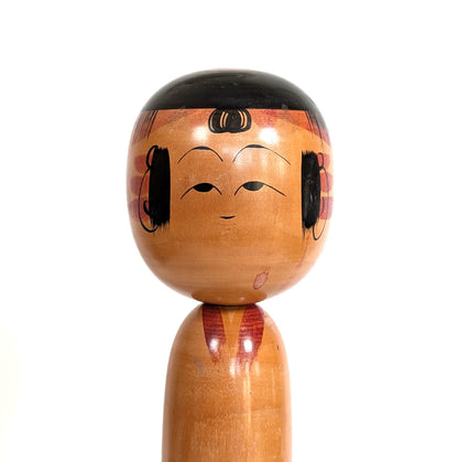 Visage peint à la main d’une kokeshi Yajiro 伝統こけし signée Hamatzu Heizaburo