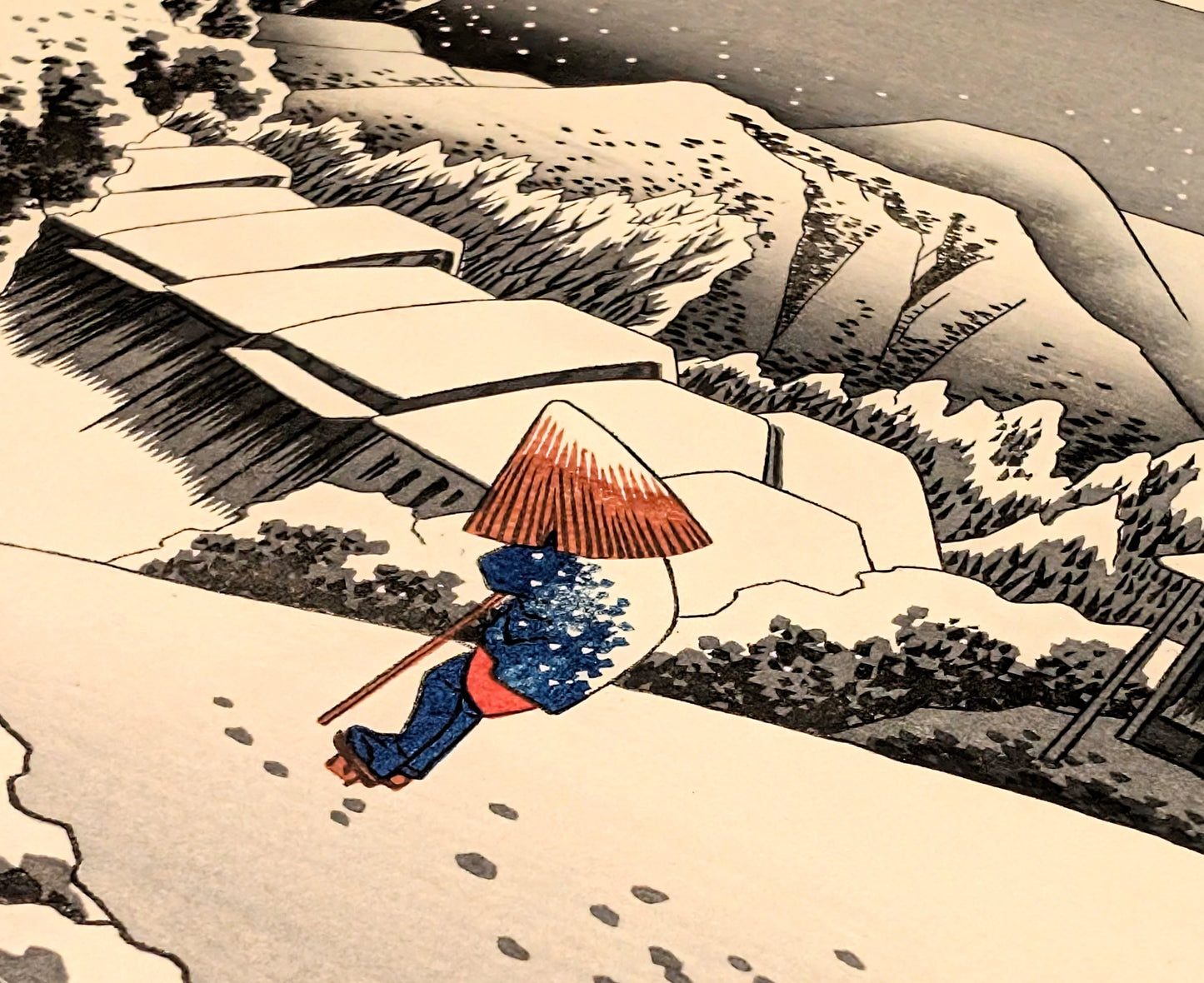 Voyageur japonais portant un manteau de paille et un chapeau kasa dans la neige, estampe Kanbara Hiroshige