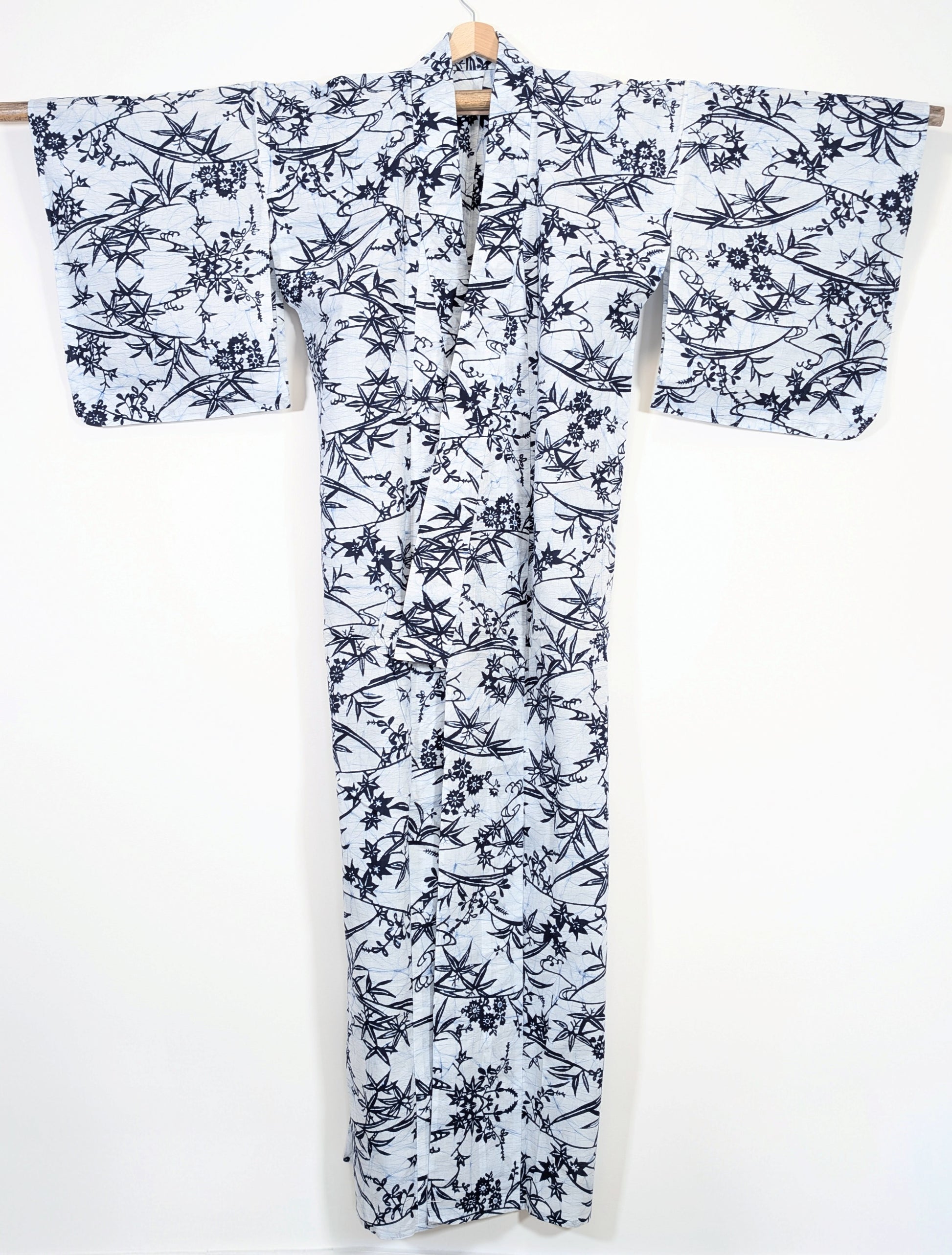Vue entière d’un vrai yukata japonais blanc et bleu à motifs d’érable japonais momiji et bambou