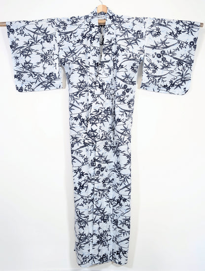 Vue entière d’un vrai yukata japonais blanc et bleu à motifs d’érable japonais momiji et bambou
