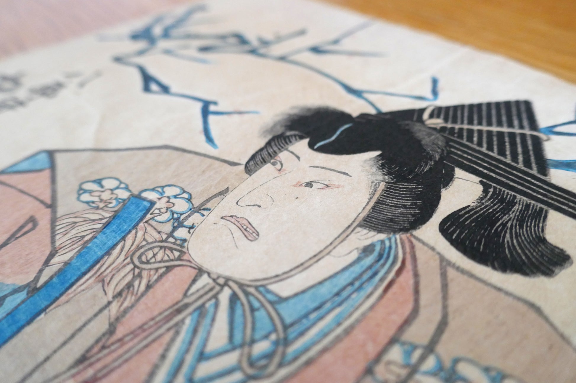 Vue en plongée sur l’expression et la tenue du personnage de Tametomo incarné par Nakamura Utaemon