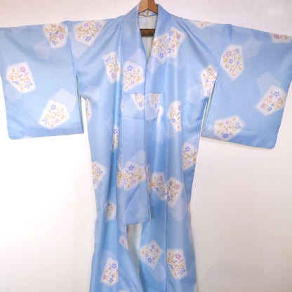 vue de face tout en longueur du yukata bleu ciel fleuri kogedo
