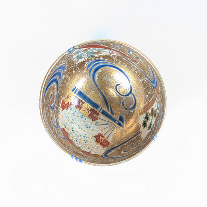 Vue plongeante du mikomi du chawan, entièrement décoré d’éventails senmen-nagashi, de vagues bleues et d’or moucheté.