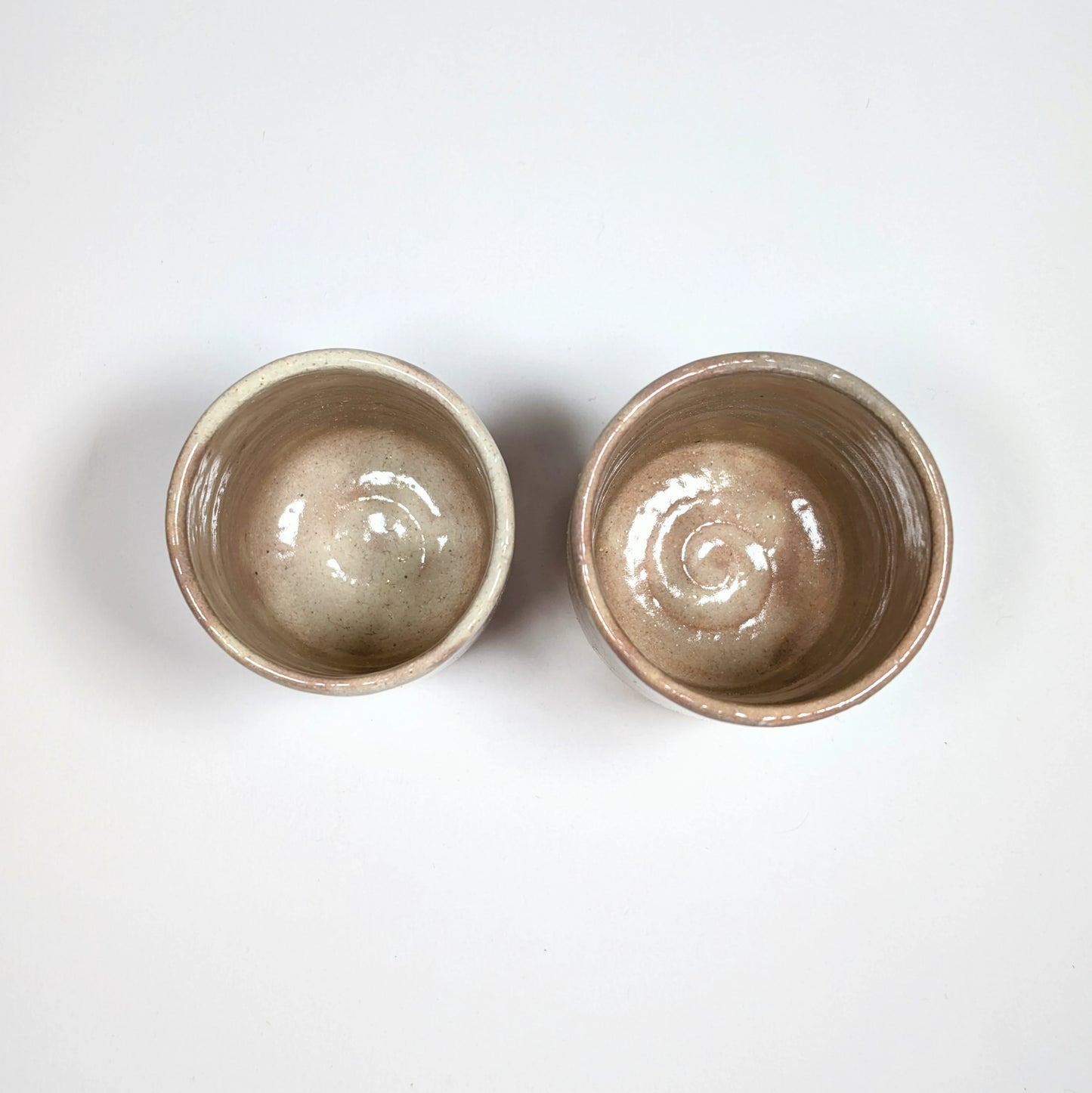 Vue du dessus des deux tasses Hagi-yaki, émail brillant rosé