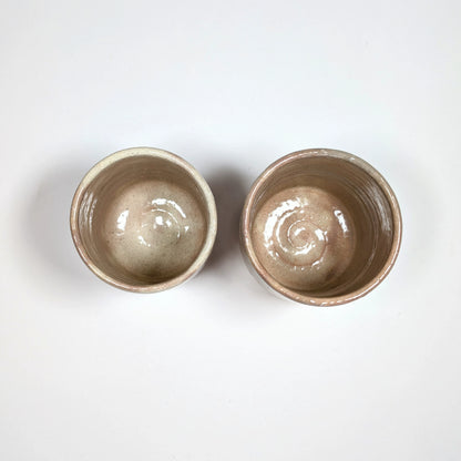 Vue du dessus des deux tasses Hagi-yaki, émail brillant rosé