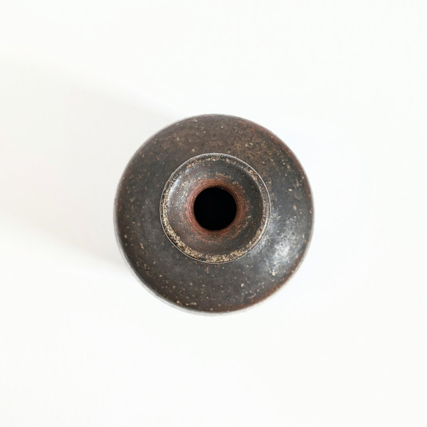 Vue de dessus du col étroit d’un vase japonais ou bouteille à sake tokkuri en céramique Bizen-yaki