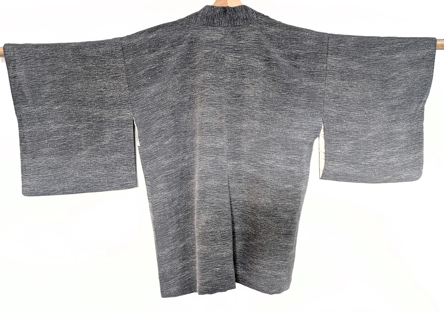 Vue de dos d’un haori gris motif Tsuyu Shiba, textile japonais époque Shōwa