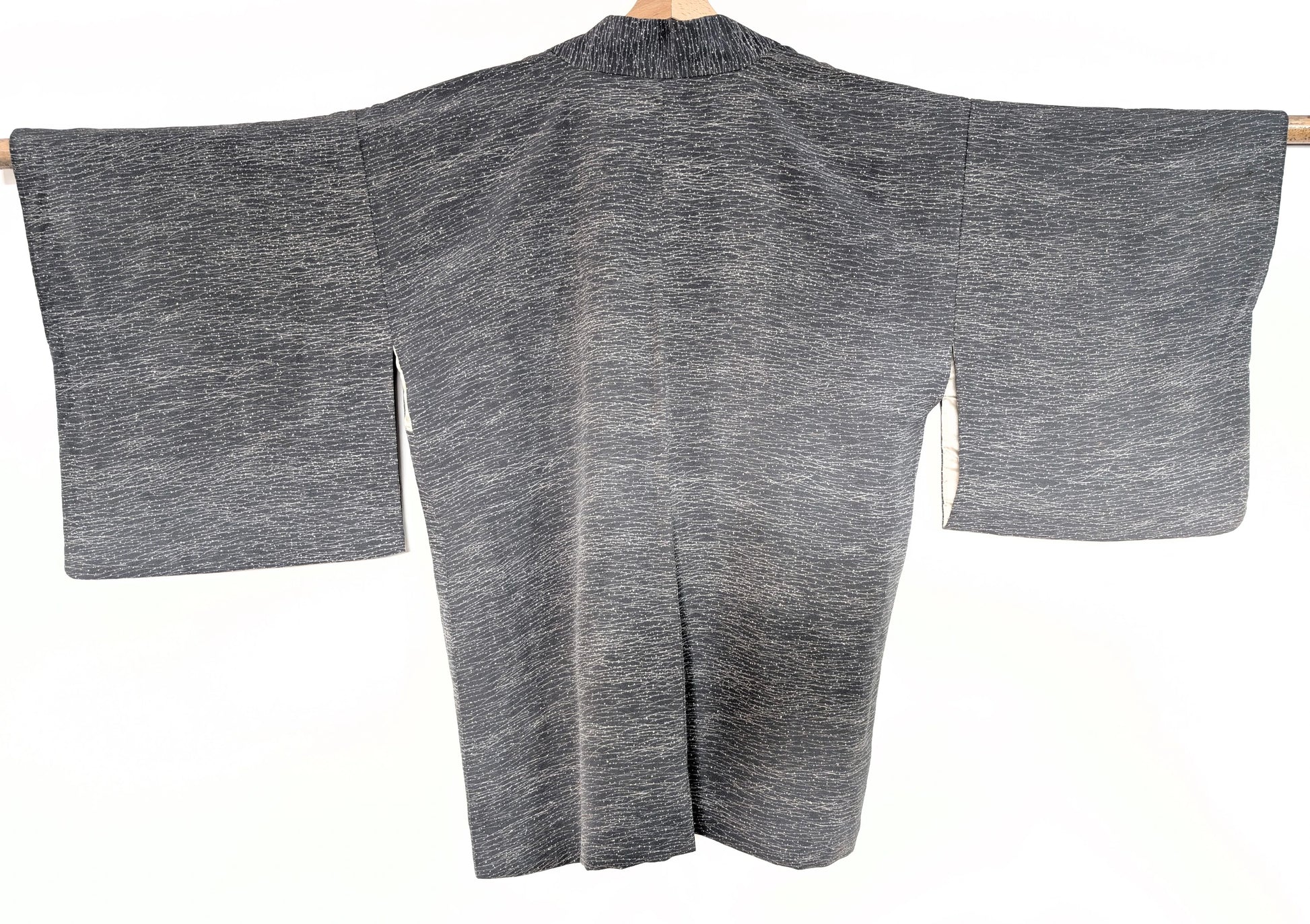 Vue de dos d’un haori gris motif Tsuyu Shiba, textile japonais époque Shōwa