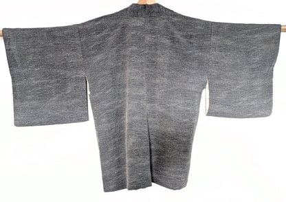 Vue de dos d’un haori gris motif Tsuyu Shiba, textile japonais époque Shōwa
