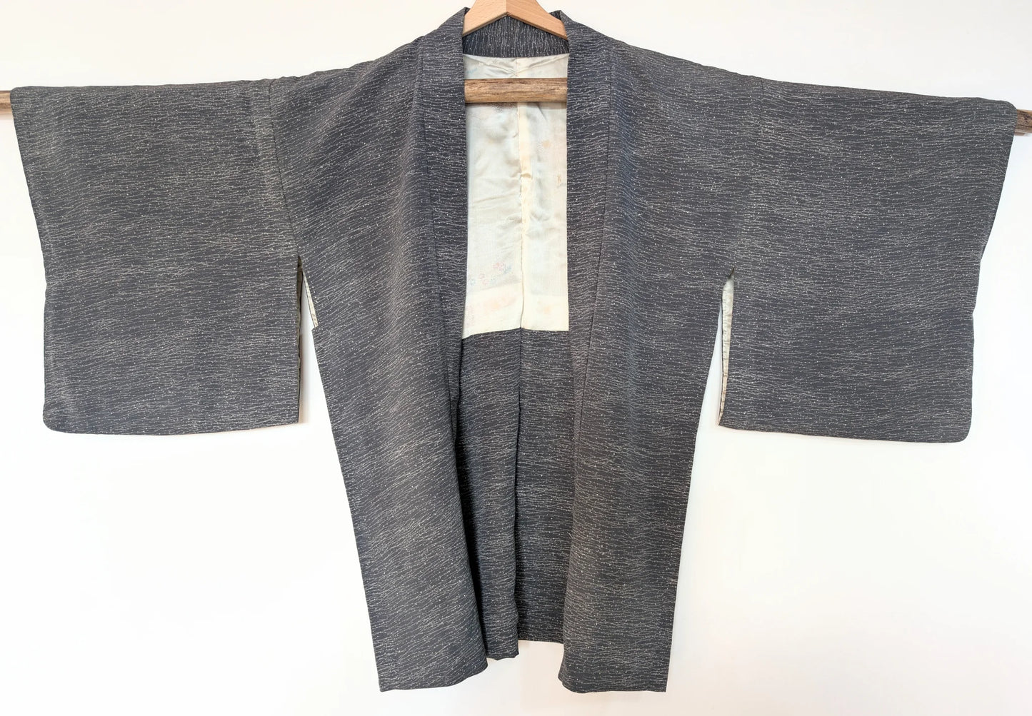 Vue complète d’un haori traditionnel japonais vintage gris aux motifs Tsuyu Shiba