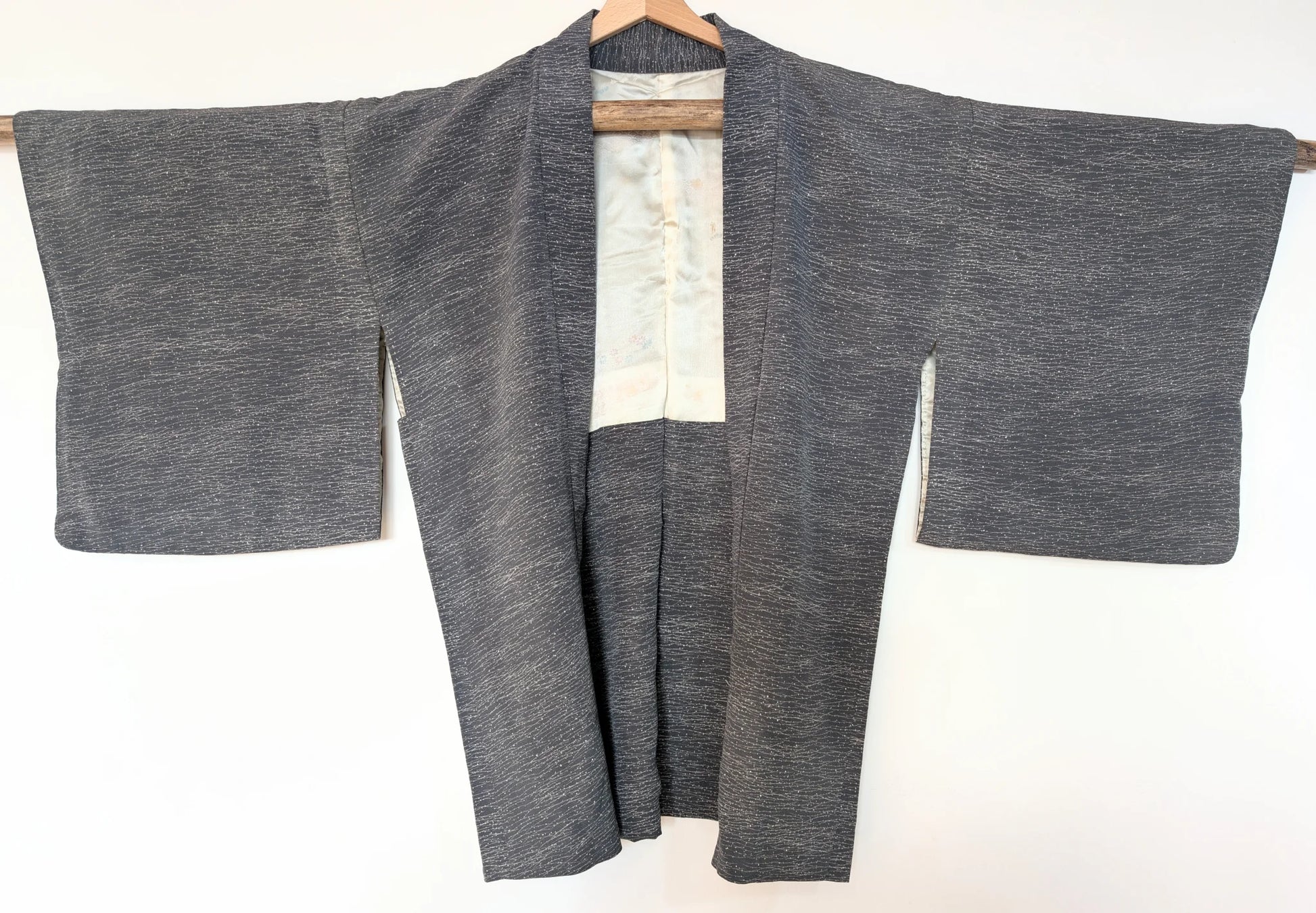 Vue complète d’un haori traditionnel japonais vintage gris aux motifs Tsuyu Shiba