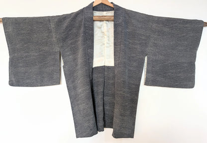 Vue complète d’un haori traditionnel japonais vintage gris aux motifs Tsuyu Shiba