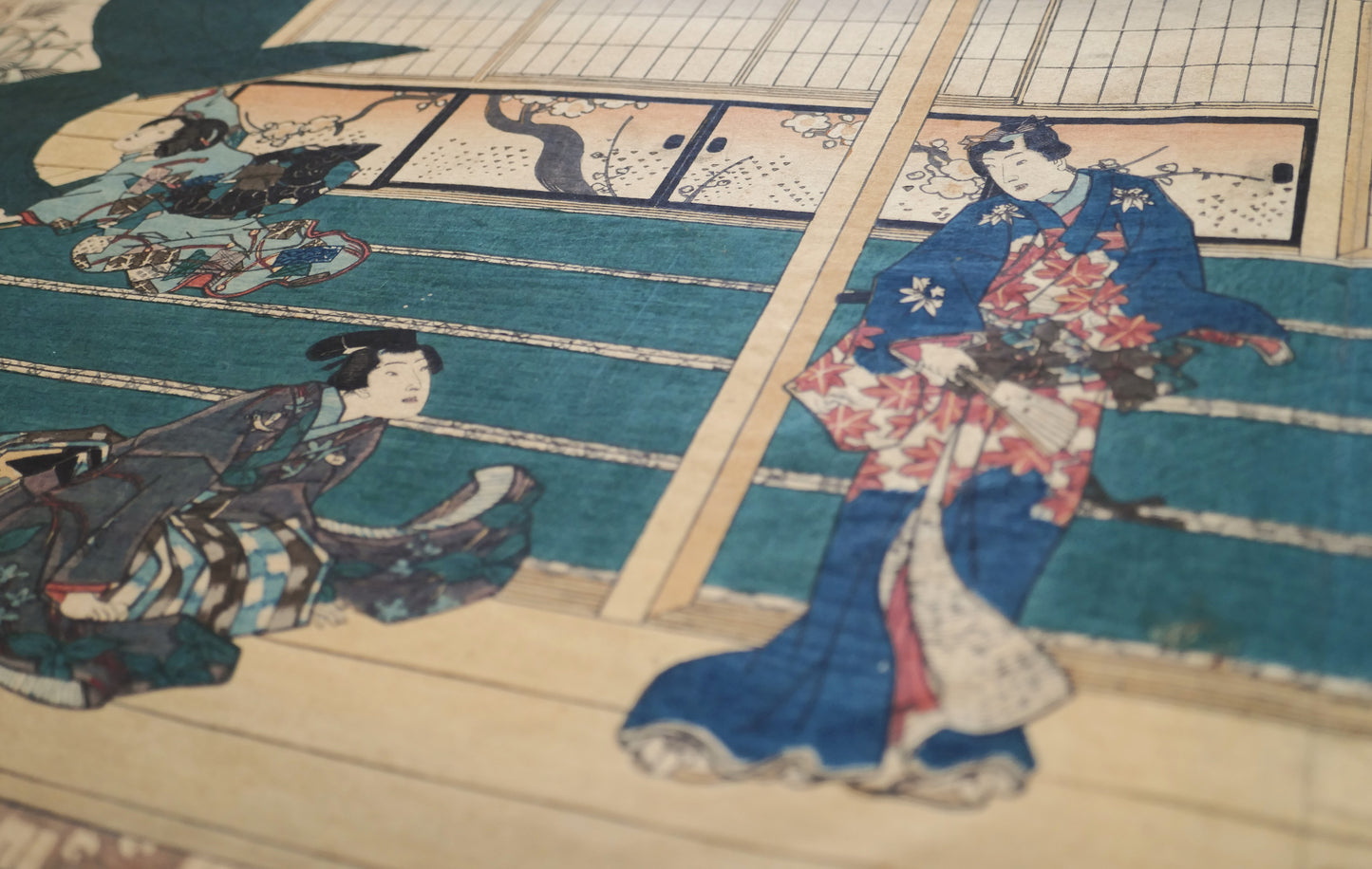 ue oblique d’une estampe japonaise originale de l’époque Edo par Kunisada, avec trois personnages nobles dans un intérieur inspiré du Dit du Genji