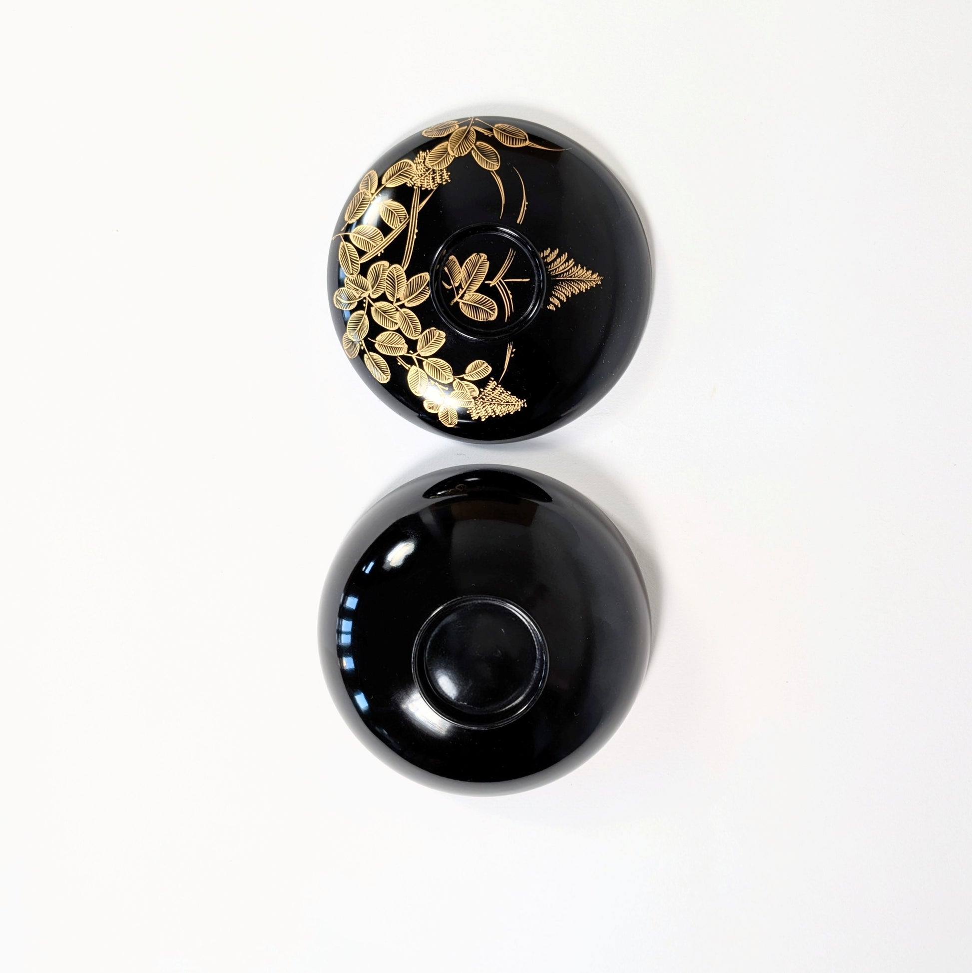 Antiquité japonaise Wajima-nuri en urushi noir et or, bol traditionnel avec décor maki-e hagi et papillons.