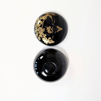 Antiquité japonaise Wajima-nuri en urushi noir et or, bol traditionnel avec décor maki-e hagi et papillons.