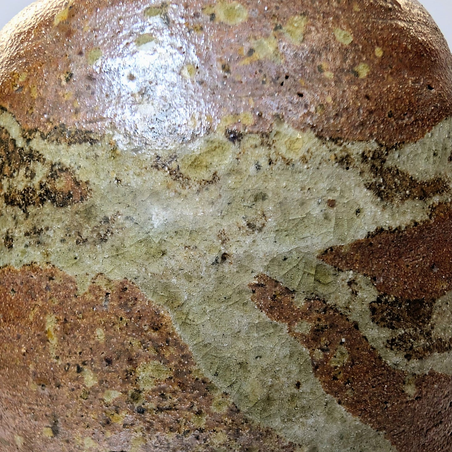 Détail de la surface yakishime d’une Tokkuri japonaise cuite au bois, poterie traditionnelle de style Shigaraki et Bizen.