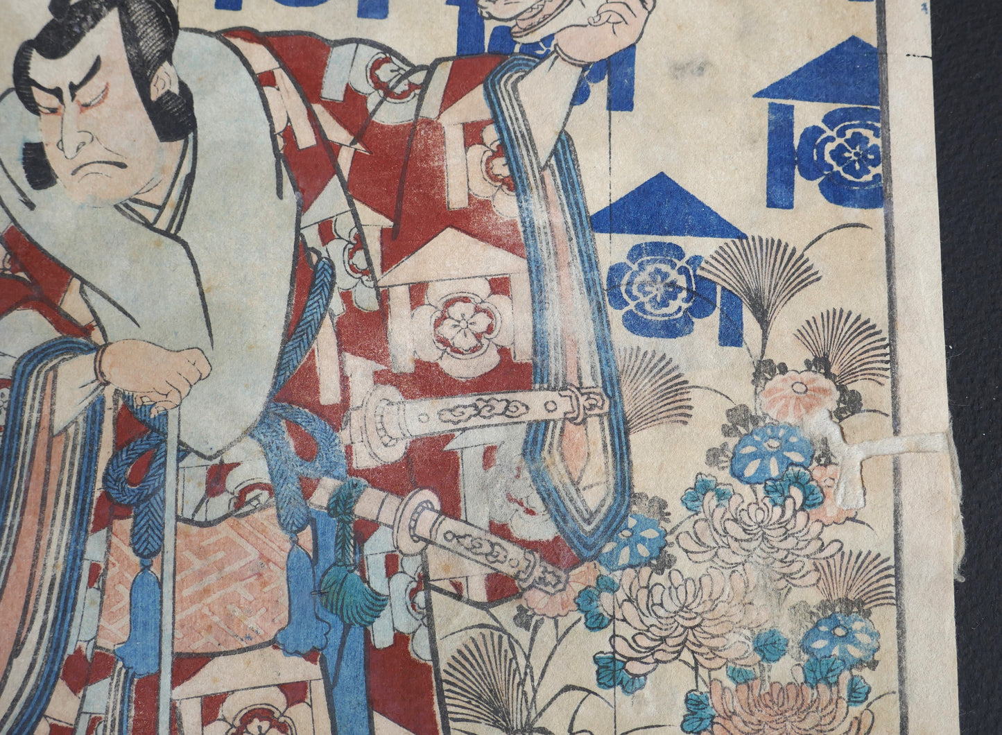 Kudō Suketsune tenant deux sabres, entouré de chrysanthèmes – scène kabuki dans une estampe yakusha-e de Toyokuni III