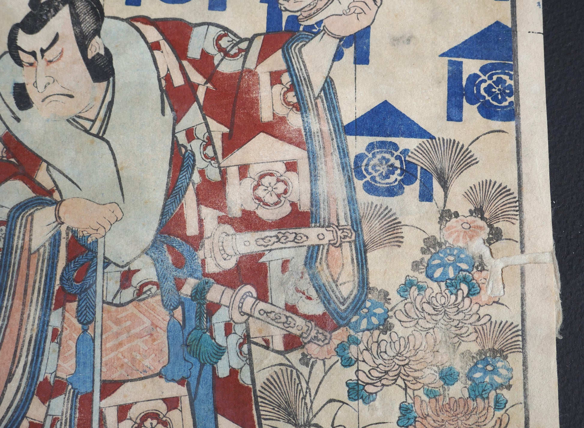 Kudō Suketsune tenant deux sabres, entouré de chrysanthèmes – scène kabuki dans une estampe yakusha-e de Toyokuni III
